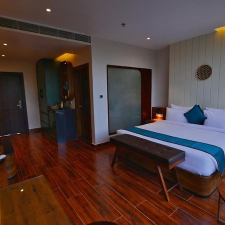 The Convoy Hotel Дібругарх Екстер'єр фото