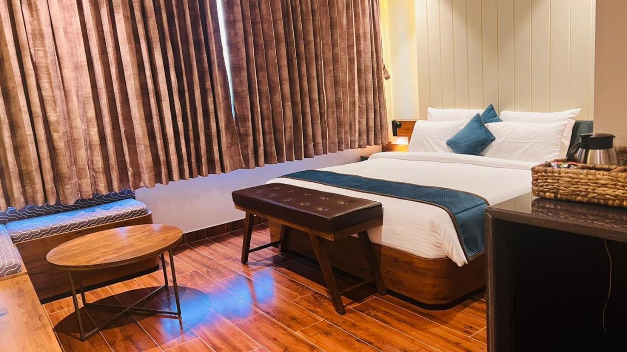 The Convoy Hotel Дібругарх Екстер'єр фото