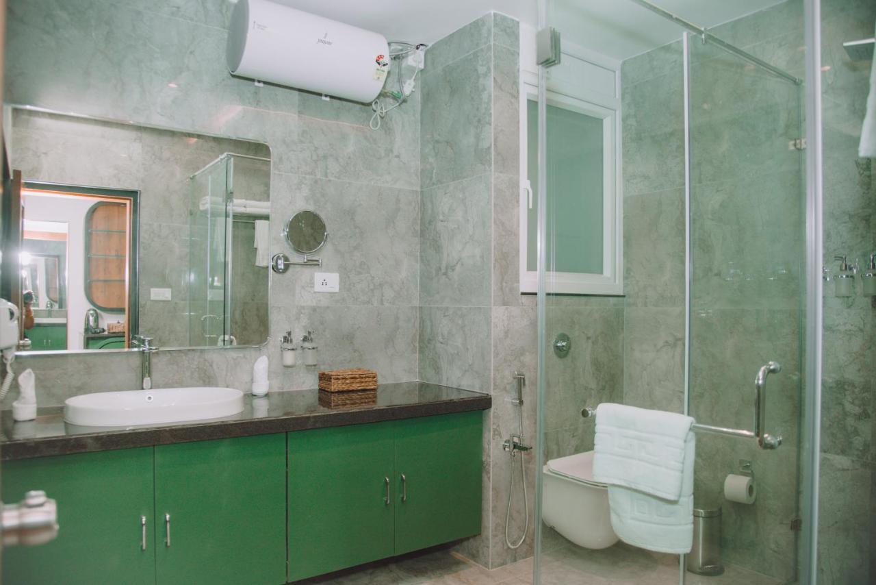 The Convoy Hotel Дібругарх Екстер'єр фото